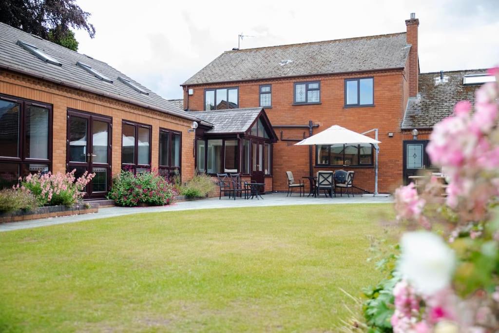 Vast, Elegant Home With Indoor Pool & Sauna Near Popular Golf Course Кингтон Экстерьер фото